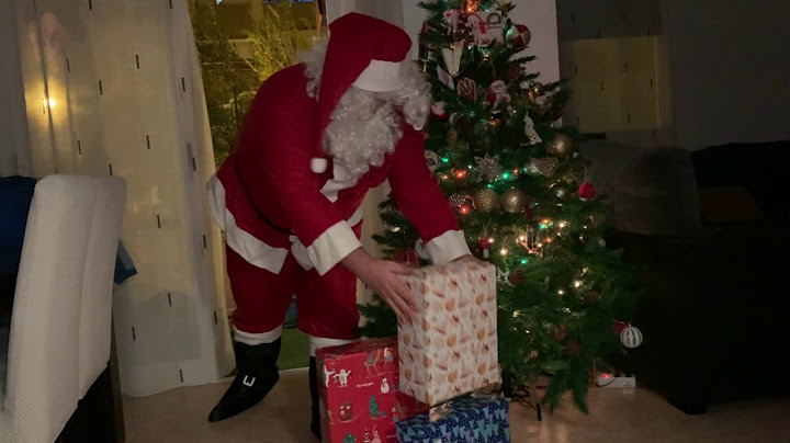 Pero que hace Papa Noel en casa repartiendo los regalos?