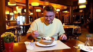 Degustăm cu Denis 🍝 mămăligă cu brânză și cârnați de Pleșcoi la KUIB Restaurant din Sinaia