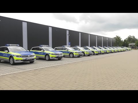Landespolizei M-V: Innenminister übergibt 38 neue Funkstreifenwagen