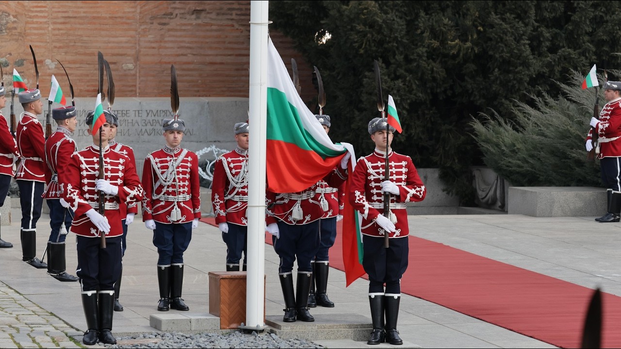 Националният флаг бе издигнат на Паметника на Незнайния войн
