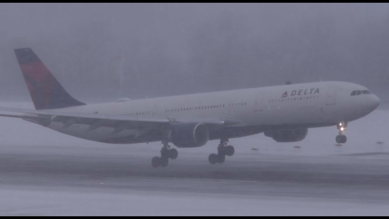 PLANES IN HEAVY SNOW!! SNOW STORM Planespotting at Minneapolis St Paul Int'l Airport