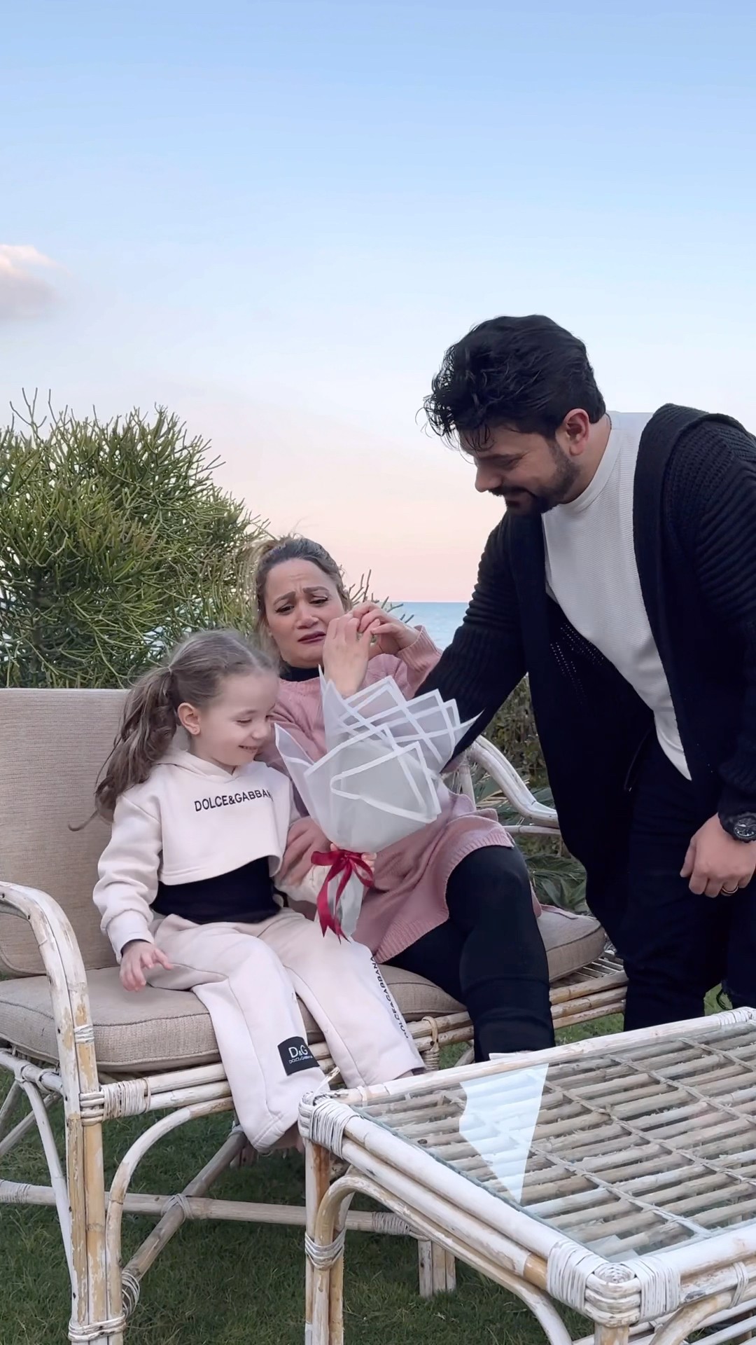 اهديتها باقة ورد و زعلت مني