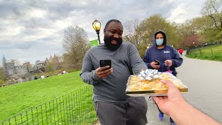 Muslim Giving Strangers Ramadan Gifts!