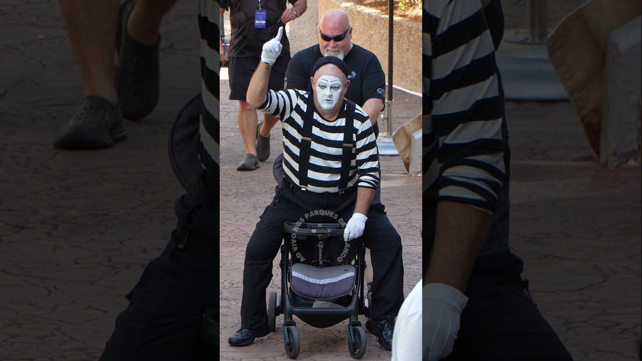 Tom o mímico querendo pegar uma carona no carrinho de bebê 😂🤣 #tomthemime #seaworldmime