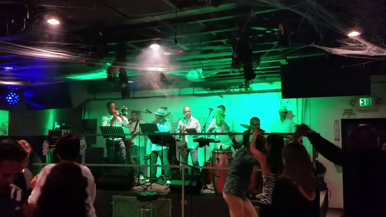 Orquesta PRIMO EN LA LUZ ULTRA LOUNGE INTERPRETANDO COMO PODRE DISIMULAR Y LA FLOR DE CANELA