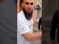 Брат спокойно сделал намаз…