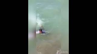 شاب عماني مؤيد المعشني ينقذ أطفال من الغرق على شاطئ العذيبة