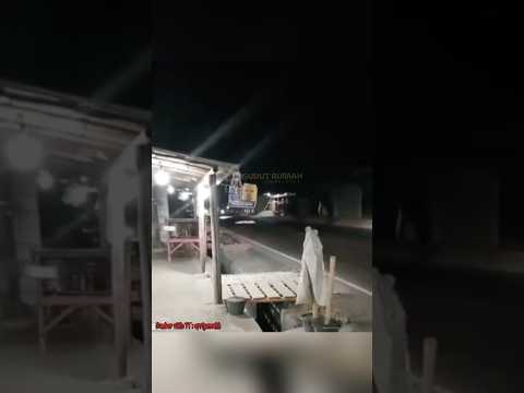 POCONG SUITABLE IN THE MIDDLE OF THE ROAD trending viralvideo shorts creepy horror mystery
