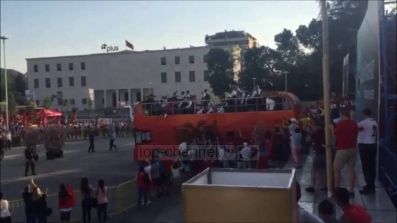 PA KOMENT Autobusi i kombëtares mbërrin në "Tirana Fan Zone" Top
