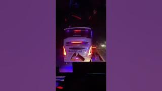 Bus Scania Diblong Bus Hino Sinar Jaya di Tol Trans Jawa