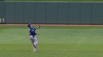 TB@MIN: Escobar races to make over-the-shoulder catch