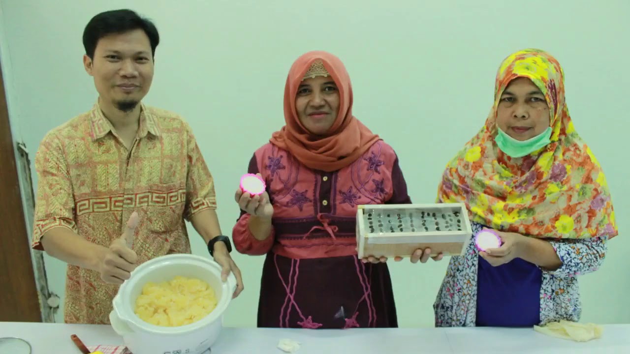 Pelatihan Cara Pembuatan  Sabun Mandi dari  Bahan  Alam  by 