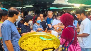 видео: Тайский уличный повар готовит рис бирьяни с жареной и вареной курицей - Тайская уличная еда картинка: Тайский уличный повар готовит рис бирьяни с жареной и вареной курицей - Тайская уличная еда