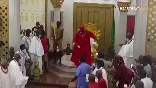 BENIN ROYAL DANCE: Oba of Benin, Oba Ewuare II Dancing In Grand Style Resimi