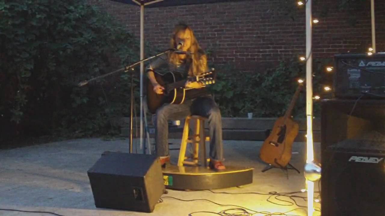 Ver "Cry" by Danielle Miraglia at the Viva La Vinal Festival 8/30/09 no YouTube Ver "Cry" by Danielle Miraglia at the Viva La Vinal Festival 8/30/09 no YouTube