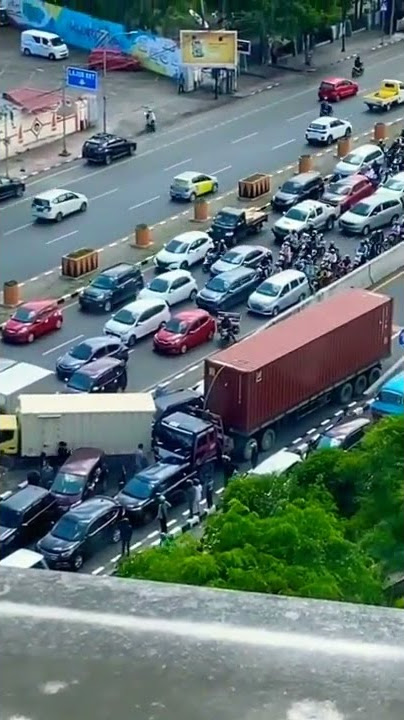 Ngeri! Truk Tabrak Separator! Kecelakaan siang kemarin di jalan AP Pettarani Makassar (30/6/2022)