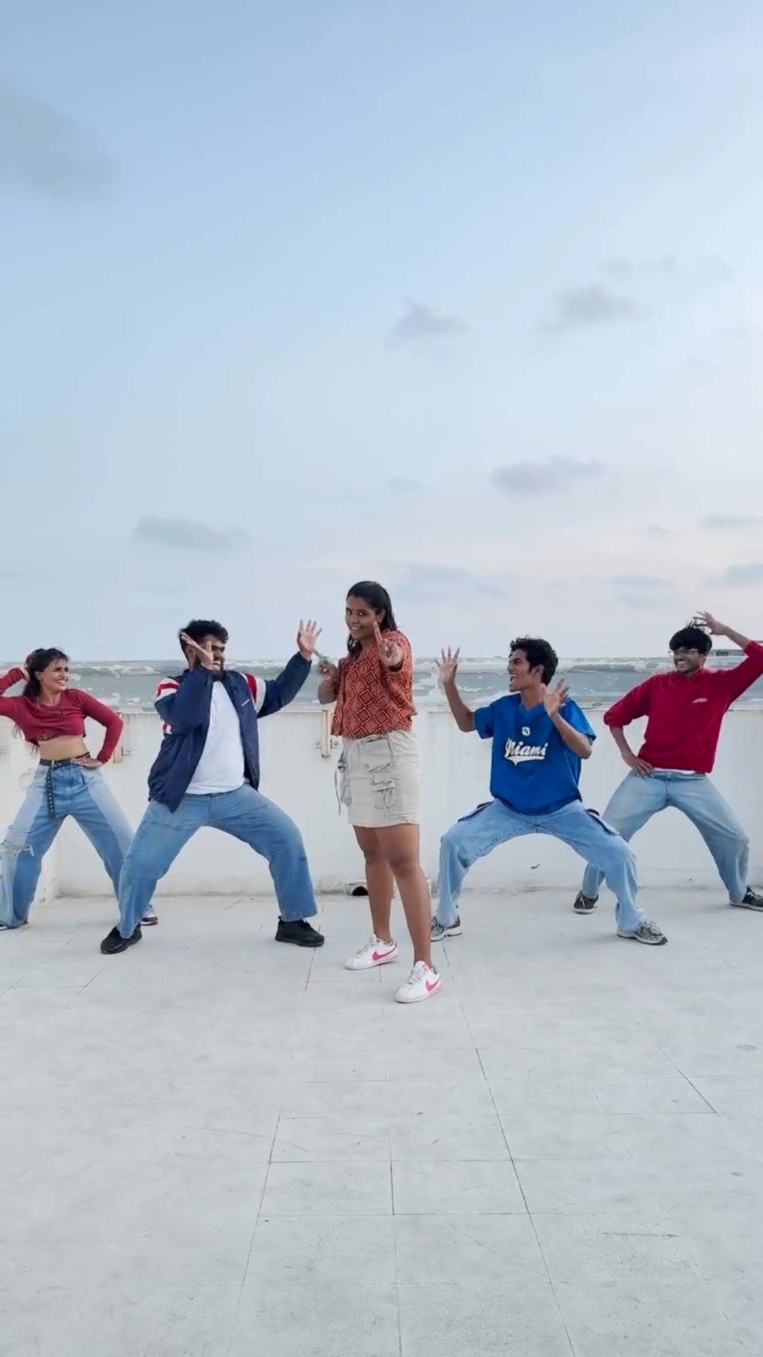 Hook Step for #SithiraPuthiri ?❤️ #SaiAbhyankkar #MeenakshiChaudhary #AnushaViswanathan #ThinkIndie