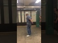 Canta all'improvviso sotto la metro e lascia tutti a bocca aperta!