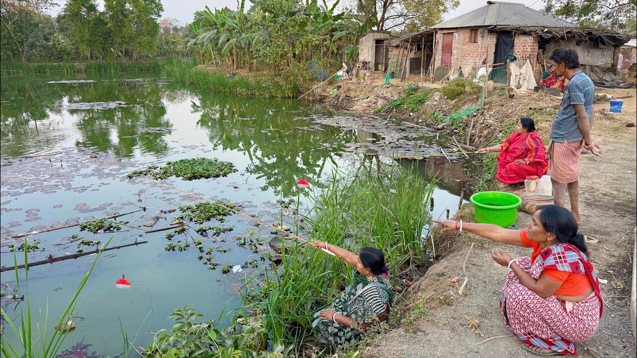 Fishing Video || Two Grandma brought the village lady to the pond to teach him fishing techniques