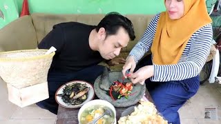 { INSIDEN MAKAN SIANG } SUMPAH !!! CUMI DAN JENGKOLNYA DI COLETIN SAMBEL TERASI RASANYA......
