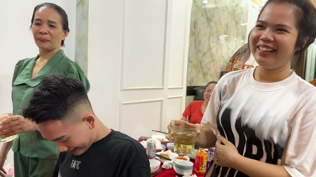 Mùng 10 tết Chú Tìm và Diệu Dinh cưới nhau ! Vk ck Trâm cho 1 cây vàng và 10 bàn tiệc luôn