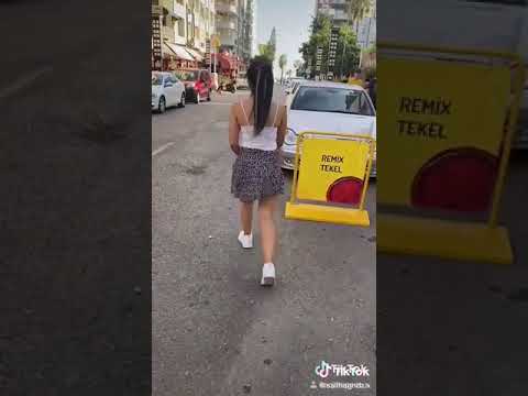 sokakta mini etekli kız twerk Show yapıyor