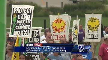 Keystone XL Pipeline opponents rally in front of NE capitol building