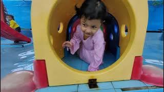 Bermain air yuk gais, Asfiza mampir di kolam renang #mainair #kolamrenang