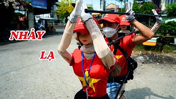 Chàng trai nhảy cùng 2 con rối để kiếm tiền nuôi mẹ - ĐỘC LẠ BÌNH DƯƠNG