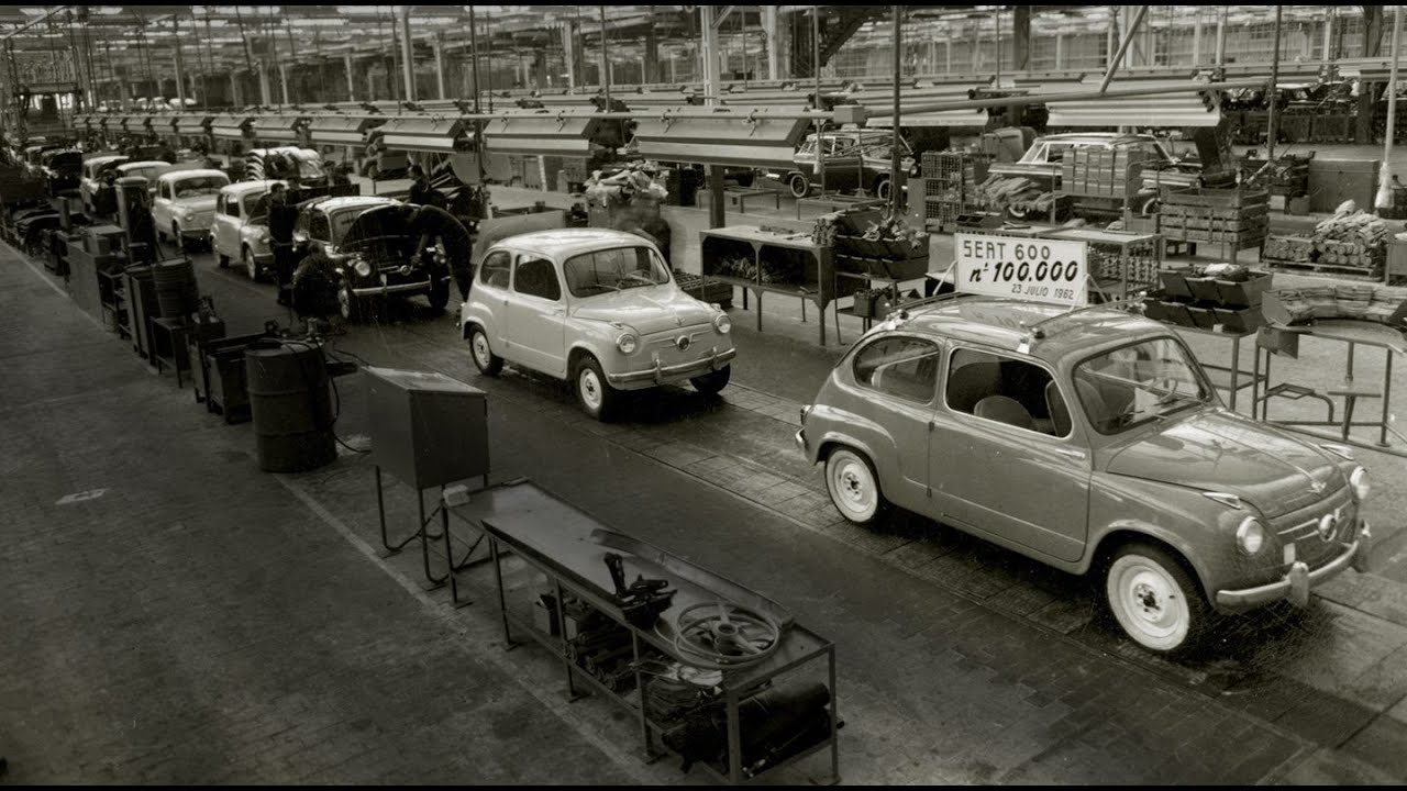 El misterio del Seat 600 que vigila Madrid desde la Facultad de