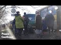 «Я додому хочу». Люди, вивезені з Донецька до Росії, застрягли в автобусах