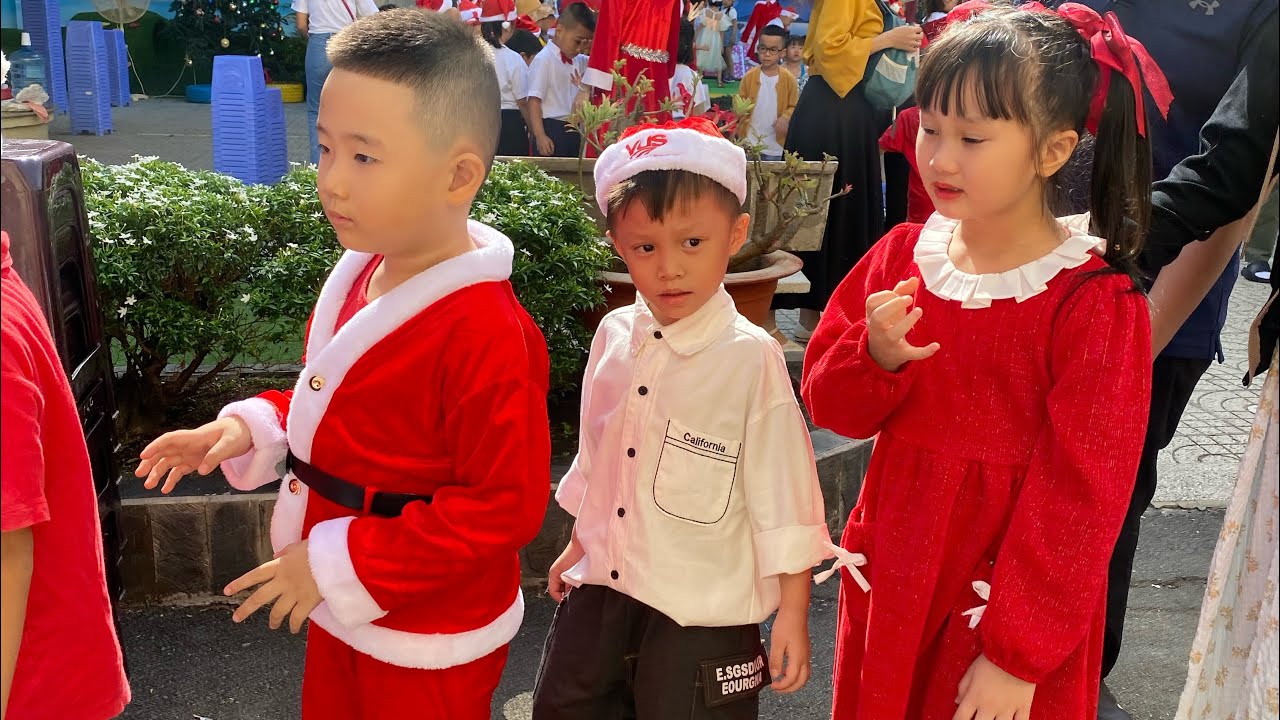 Bé Cris biểu diễn văn nghệ mừng Giáng Sinh năm lớp Lá | VloggiadinhbeCris