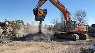 The excavator crusher bucket is a compact crushing bucket that can be mounted on an excavator.