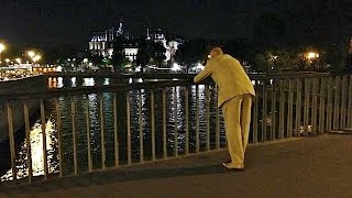 Tag 6: ANH liest Phyllis Kiehls Gewebe der Wirklichkeit, Île de la Cité, Paris.