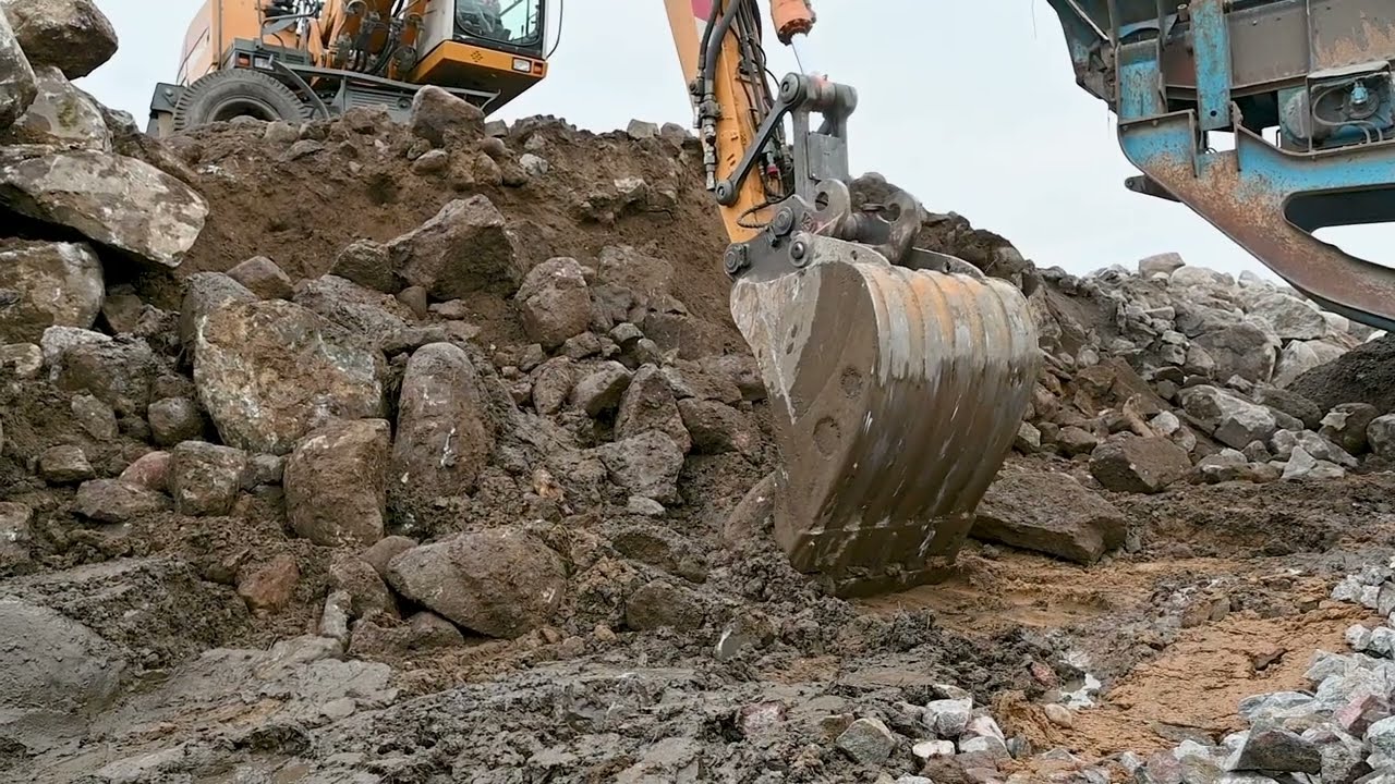 Digging deep, working hard! 💪🏽🏗️ 