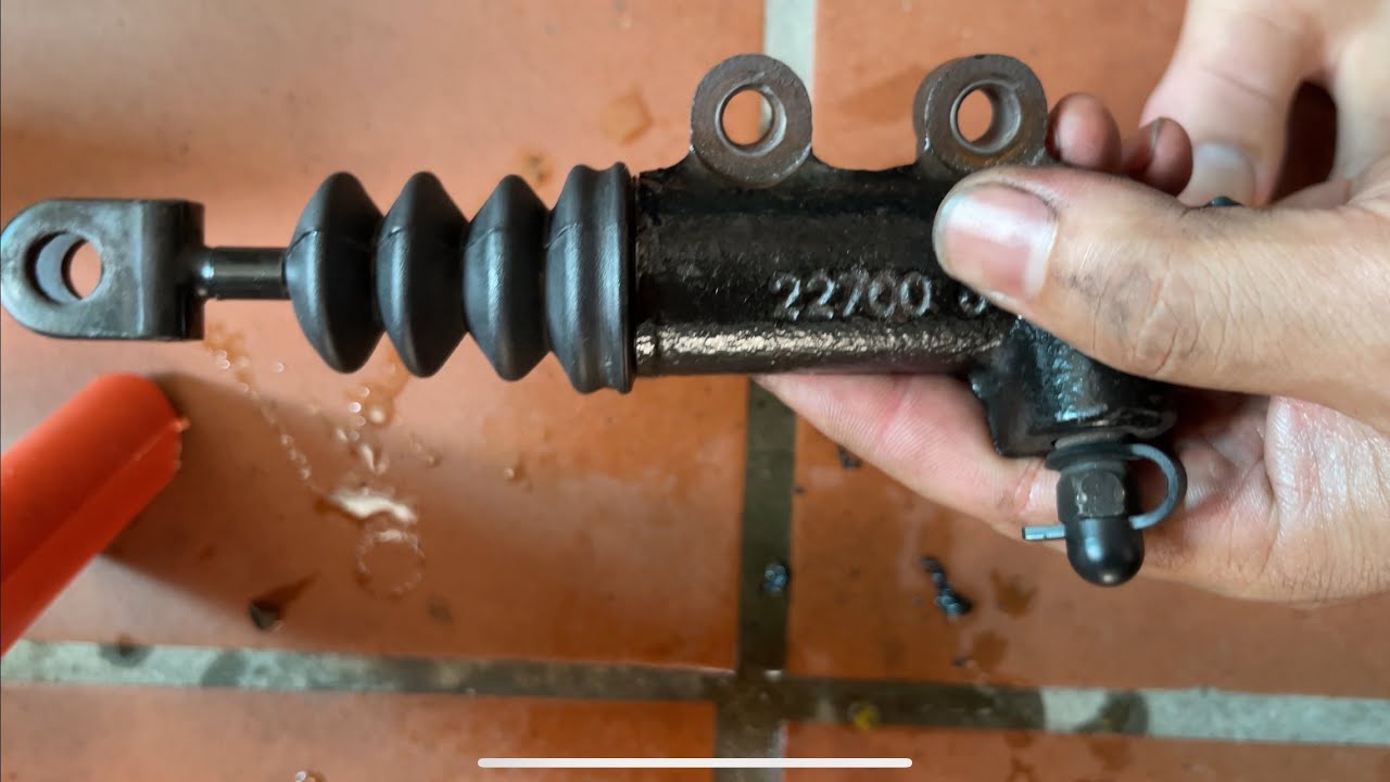 Chân côn đạp nhẹ hều, vào số xe không đi 😲😲😲.  Bảo dưỡng tổng côn trên, dưới.Thay tổng côn getz