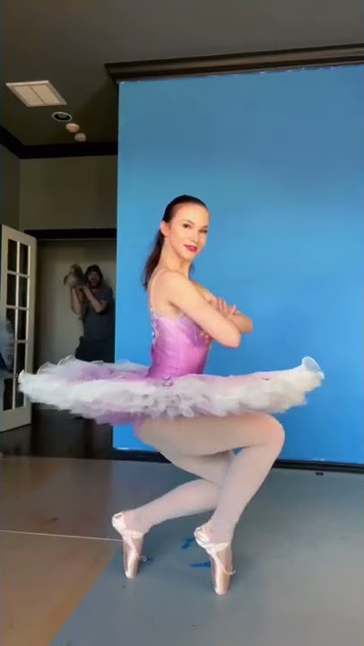 Ballet strength 💪 #ballet #ballerina #squat #strong #balance #pointeshoes #tutu