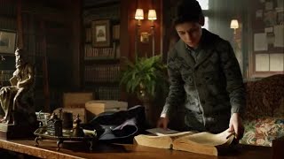 35. Gotham (s1e19). Bruce is tracing Reggie.