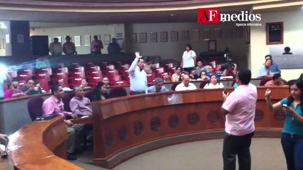 Diputados del PAN abandonan sesión en el Congreso de Colima newspaper mockup