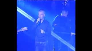 Video thumbnail of "עומר אדם - מאושרת (מתוך ההופעה בחיפה)"