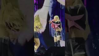 Lisa and Rosé dancing on Apt, 2 Rosé’s in one frame #apt #lisa #rosé #chaelisa #deadline #concert 