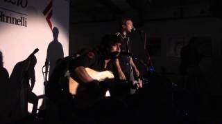 Video thumbnail of "Ministri - Il giorno che riprovo a prendermi (Acoustic Live @ La Feltrinelli, Napoli, 24/09/2015)"