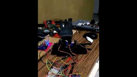 Mano robótica controlada por guante sensor