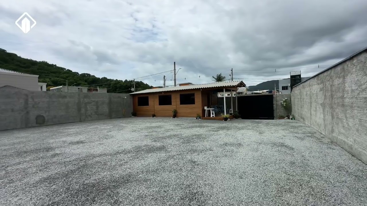 Terreno 400m2 com casa-container nova, 2 dormitórios, 2 banheiros.