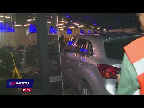 Carro invade academia em SSA: Veículo quebrou vidraças e danificou equipamentos