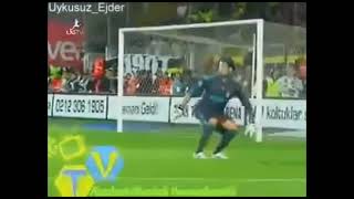 Volkan Demirel Topu Götüyle tutuyor.