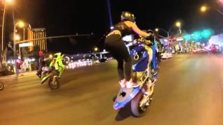 Девушка гоняет по Лас-Вегас на заднем колесе.The girl on the rear wheel rides in Las Vegas.