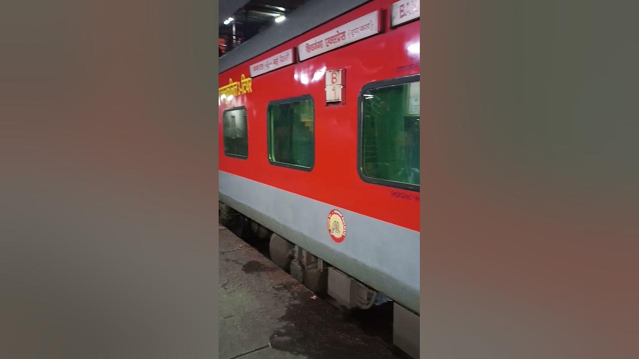 new-delhi-railway-station-platform-12-shiv-ganga-express-bsbs