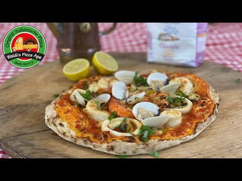 Video: Wie Man Leckere Pizza Mit Garnelen Und Tintenfisch Macht