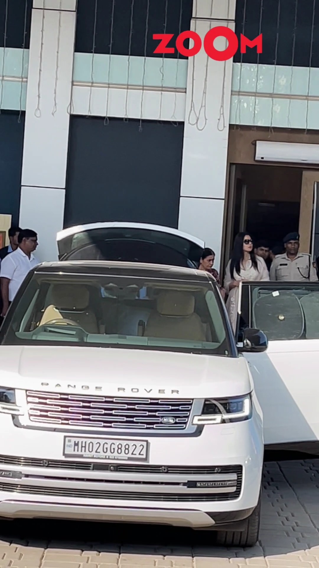 Katrina Kaif Serves Ultimate Bahu Goals with Mom-in-Law at the Airport ?? #katrinakaif #shorts
